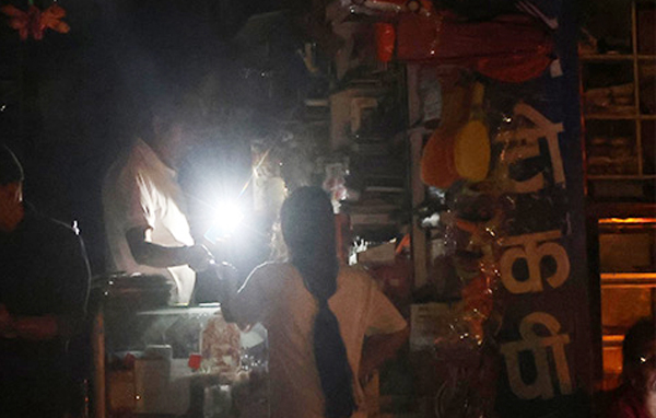 झ्याप्प झ्याप्प विद्युत जान लाग्यो, देशभरि अन्धकार